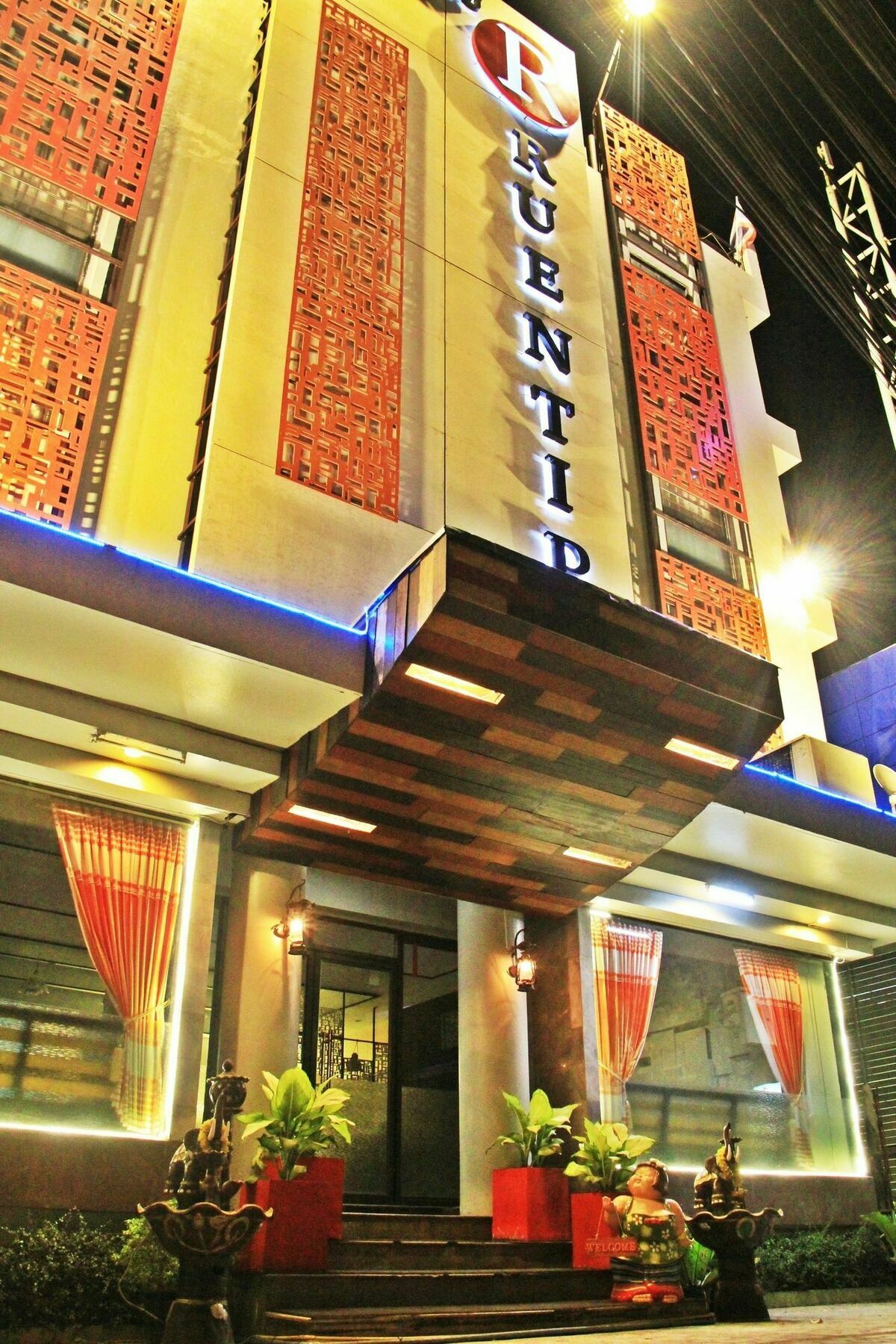 โรงแรมเรือนทิพย์ เชียงราย Ruean Tip Hotel Exterior photo
